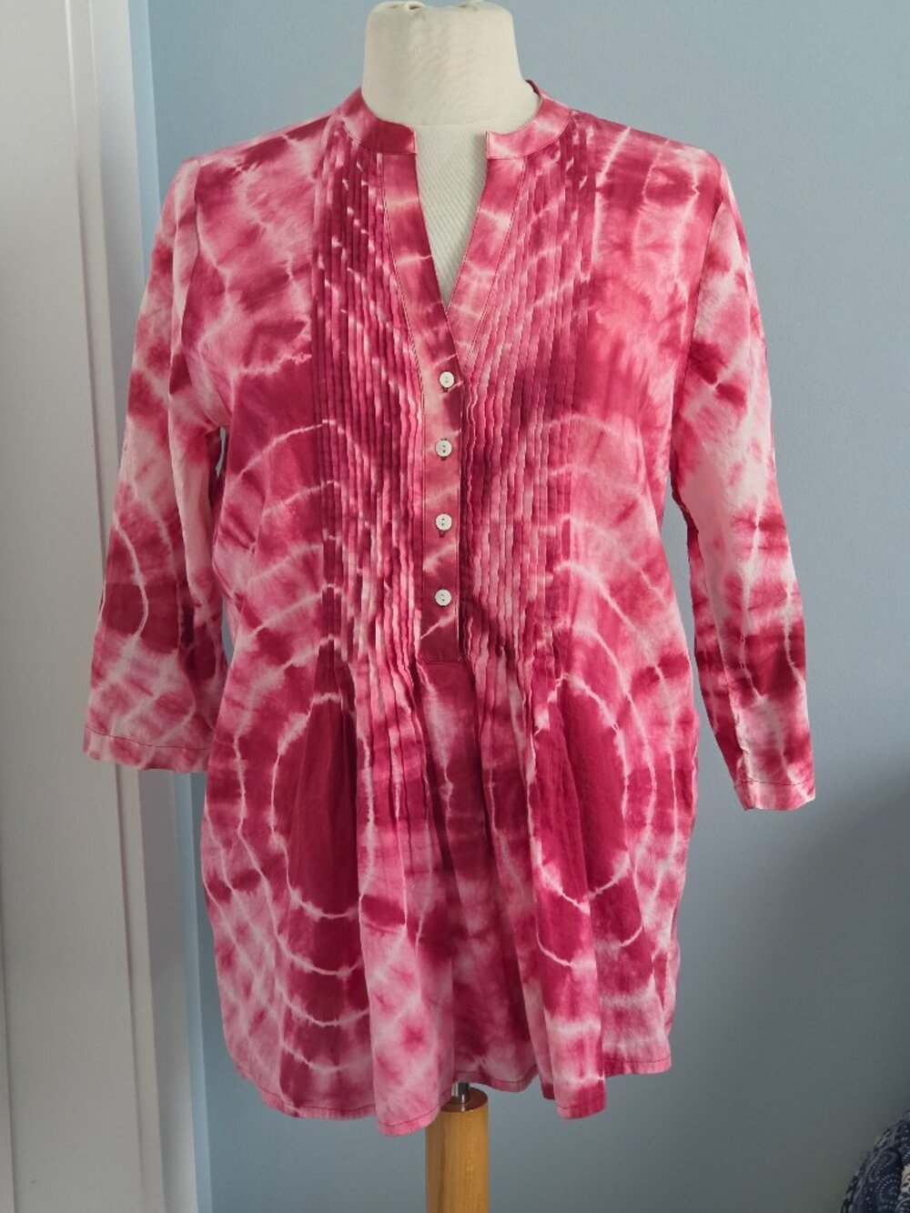 CHICO'S TIE DYED HOT PINK PEASANT BLOUSE, SIZE 1 (WHICH IS AN 8-10 OR MEDIUM)